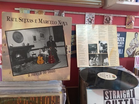 O disco A Panela do Diabo em um sebo