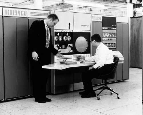 Bell (de pé) junto a um PDP-6