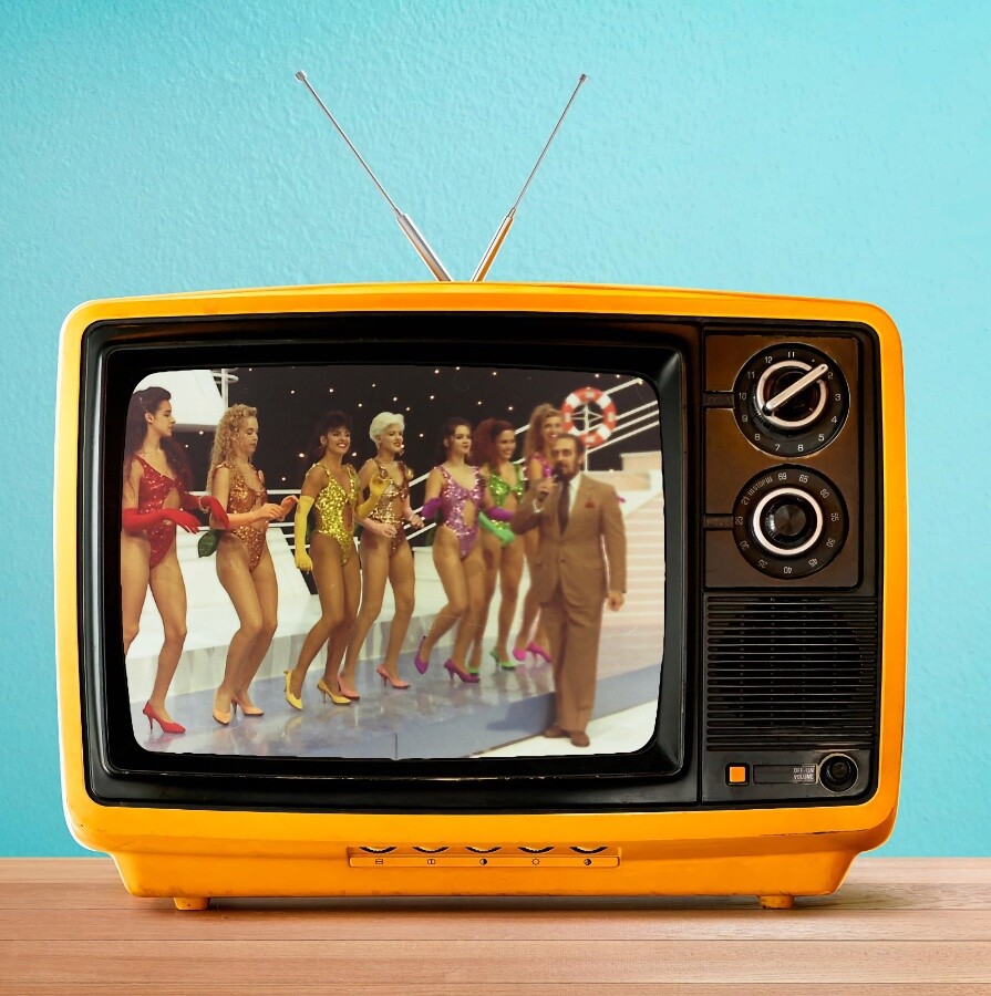 Miele e parte do elenco feminino de seu programa, em cena