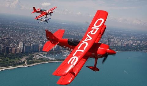 Aviões de acrobacia identificados com o tema visual da Oracle