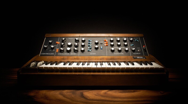 Um Minimoog, com seu teclado, botões e comandos mágicos
