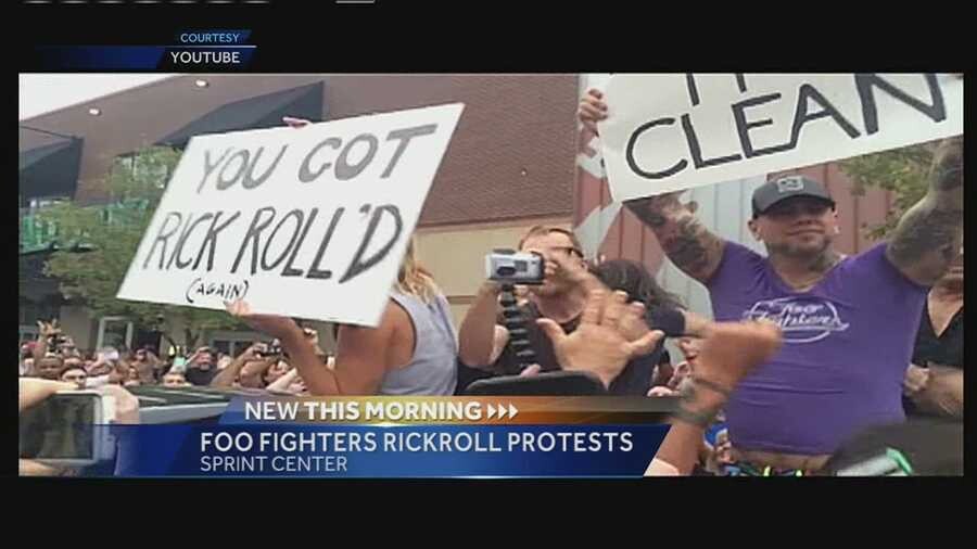 Cobertura jornalística dos Foo Fighters em sua caminhonete com cartaz “You got Rick Roll'd (again)“