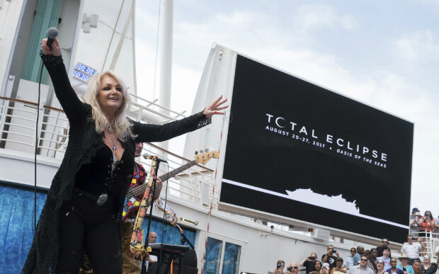 Bonnie Tyler no navio do cruzeiro dedicado ao eclipse de 2017