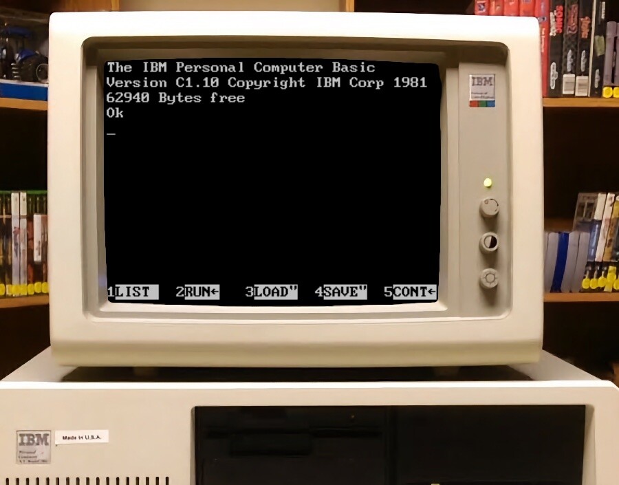 BASIC da Microsoft em um monitor de IBM PC da década de 1980