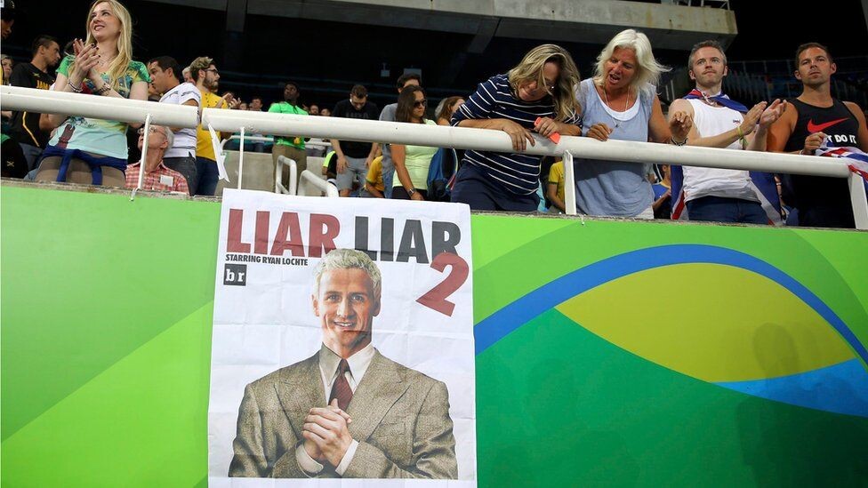 No estádio olímpico de natação, cartaz com foto de Lochte e o título “Liar Liar 2“