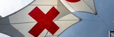 Identificação de instalações médicas: cruz vermelha sobre fundo branco