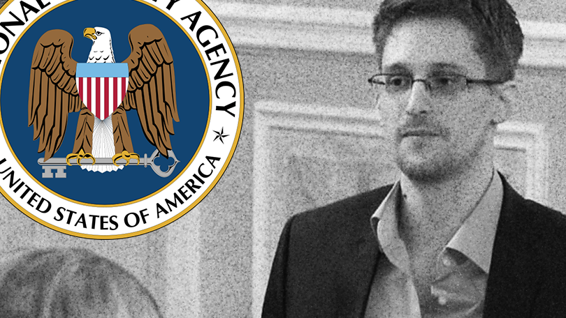Montagem com foto em preto e branco de Edward Snowden e o selo da agência de vigilância NSA, dos EUA