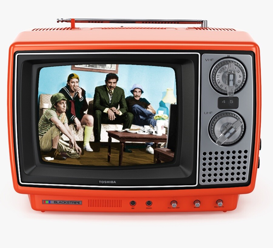 Chaves, no chão, e outros 3 personagens do programa, no sofá, assistem atentos à TV