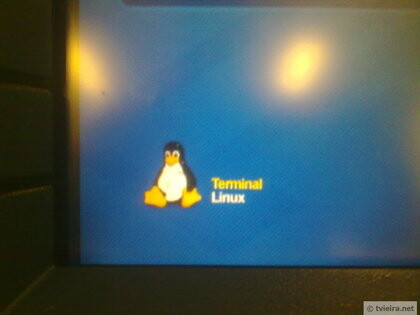 Identificação do Linux apresentada na tela de um terminal de auto-atendimento do Banco do Brasil em 2010