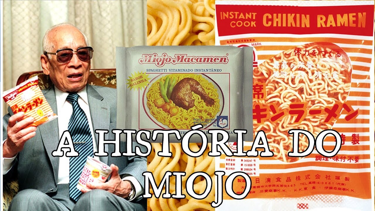 COmo título de A História do Miojo, montagem de fotos de Momofuku segurando embalagens de sua criação, de uma embalagem de Miojo, e de uma embalagem do Chikin Ramen