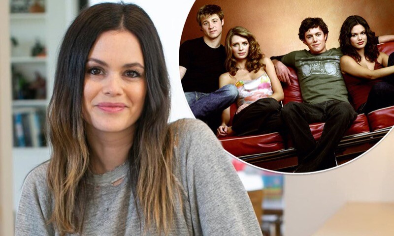 Rachel Bilson sorri para a câmera. No detalhe, ela e os demais integrantes do elenco central de The O. C. 