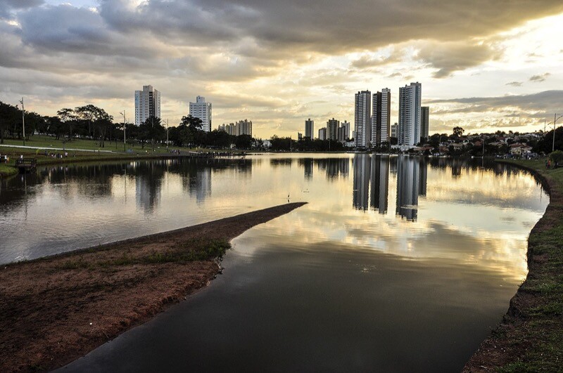 Campo Grande vista a partir da borda do lago do Parque das Nações Indígenas