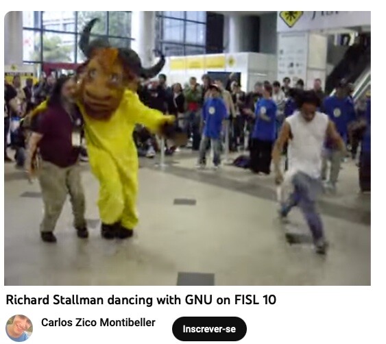 O dançarino folk Richard Stallman em coreografia com o GNU no FISL 10, em captura de vídeo. 