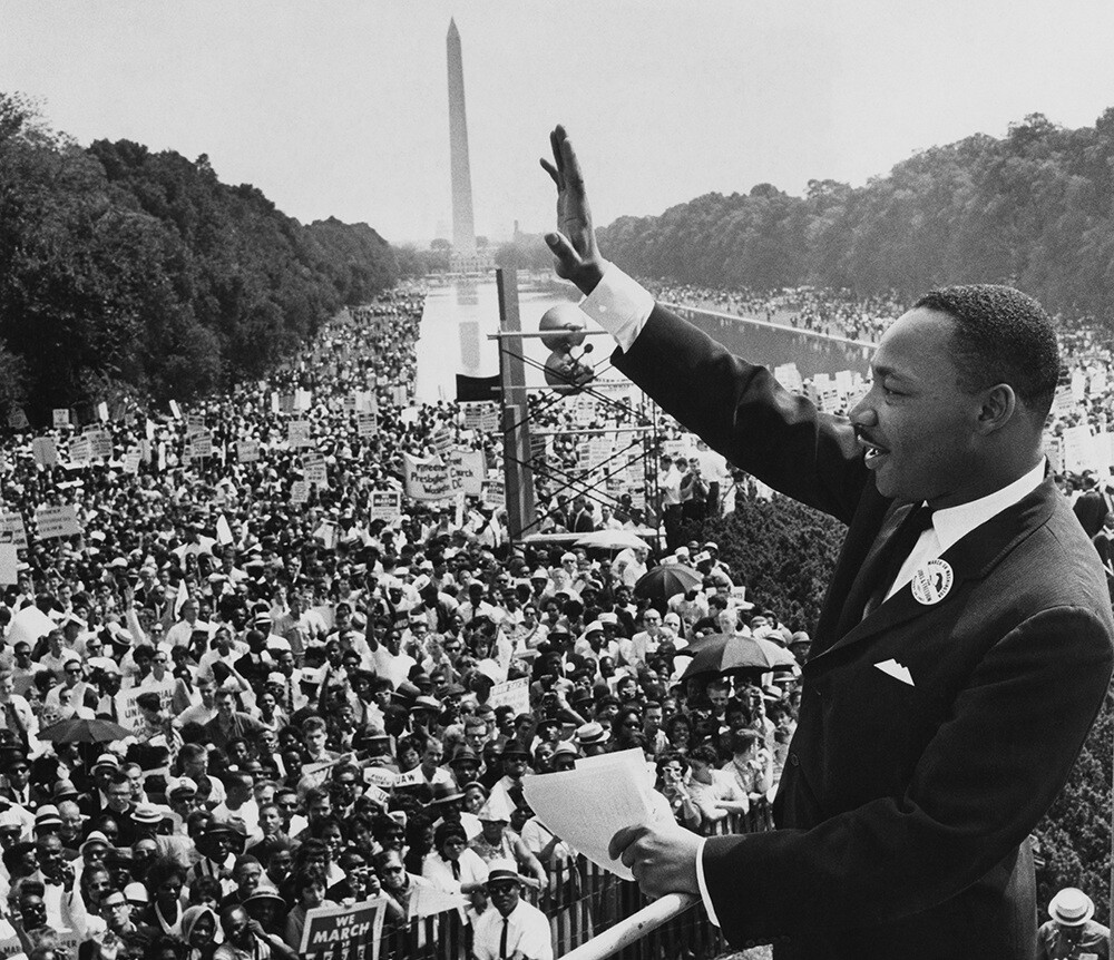 Dr. King saúda a multidão reunida em Washington