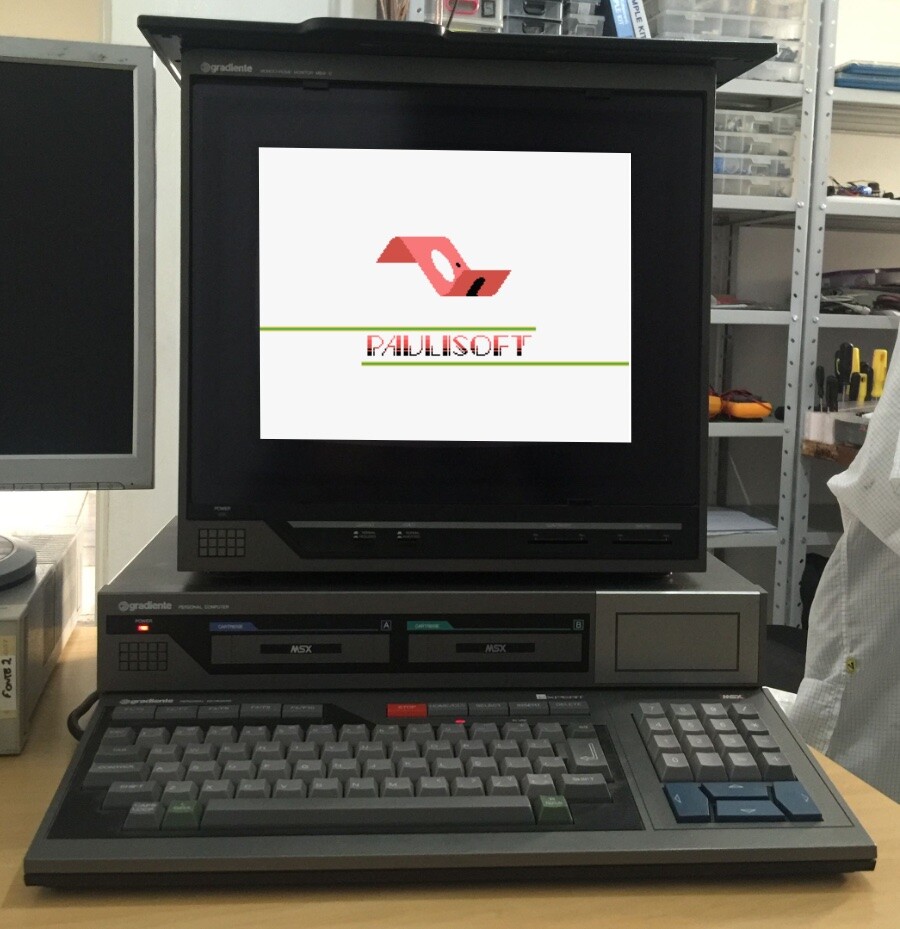 Logo da Paulisoft, em forma de disquete dobrado, na tela de um Expert
