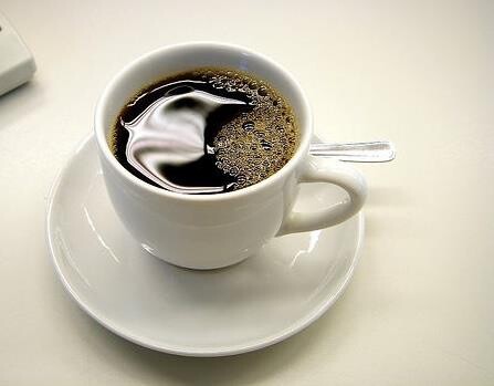 Foto de uma xícara de cafezinho sobre a minha escrivaninha