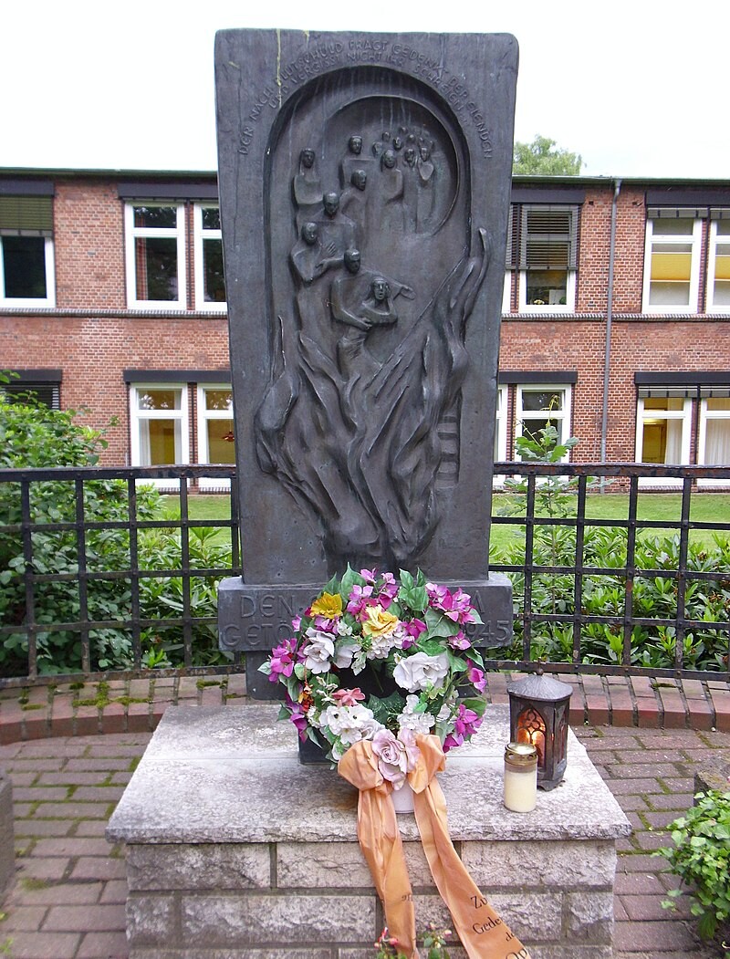 Memorial das vítimas de assassinato nas antigas instituições Alsterdorf. Inscrições: “Aos mortos por violência 1938-1945“. Inaugurado em 29 de abril de 1984.<br>