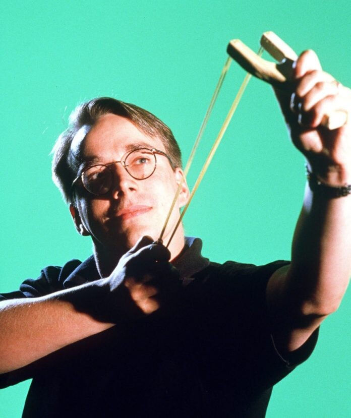 Linus Torvalds segura uma atiradeira de forquilha e elástico