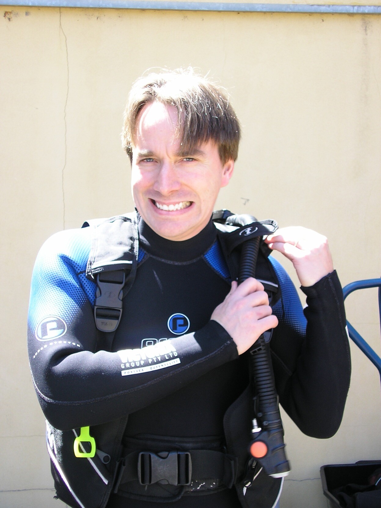Linus Torvalds colocando o traje e equipamento de mergulho