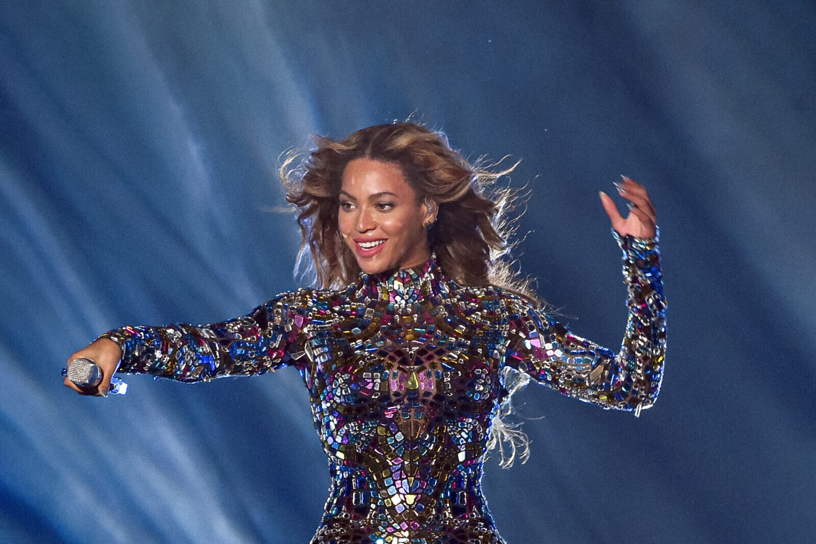 Beyoncé sorri luminosamente no palco