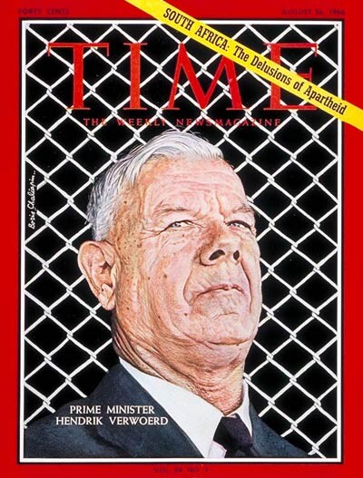 Verwoerd na capa da revista Time, com expressão enojada, tendo com ofundo um alambrado, e o título: South Africa, the delusions of apartheid