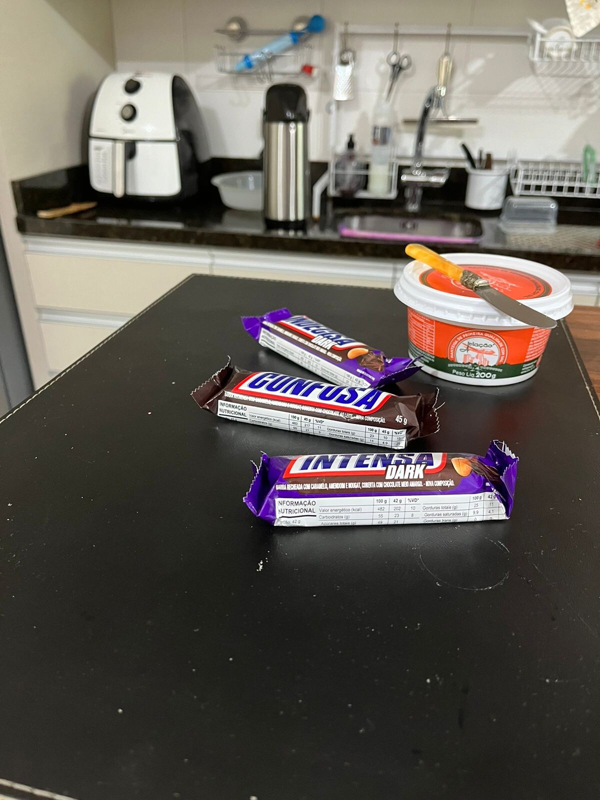 Os mesmos 3 chocolates do post acima, em novo enquadramento permitindo ver o ambiente em que foram fotografados, tendo ao fundo uma pia de cozinha