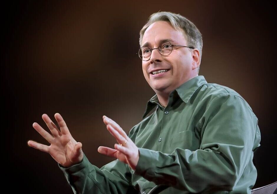 Linus Torvalds, de camisa verde, gesticula durante apresentação.