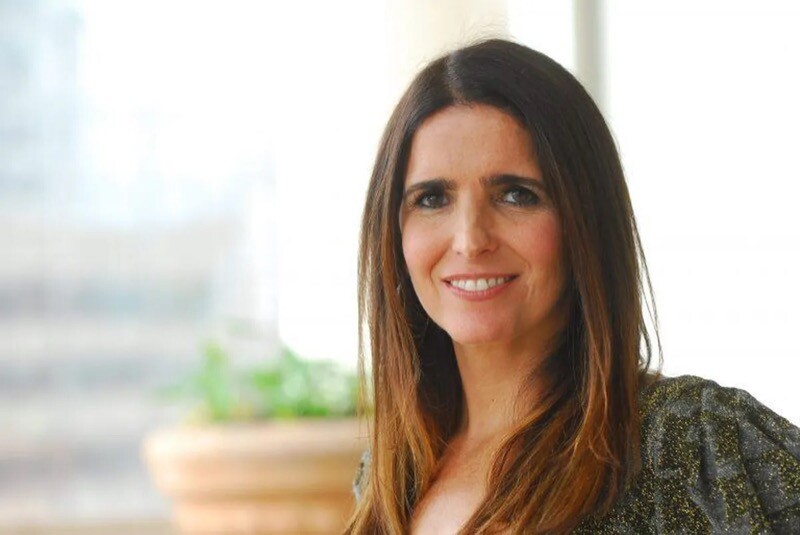 Malu Mader sorri para a câmera