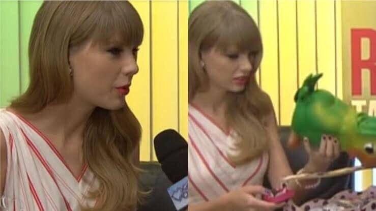 Taylor Swift recebe o boneco do papagaio Louro José e inspeciona a sua parte posterior
