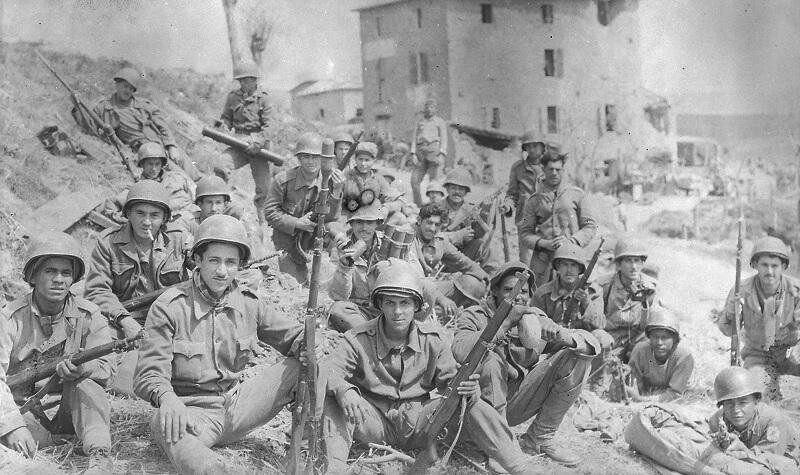 Integrantes da FEB, em campanha, posam com seus armamentos, em foto em preto e branco