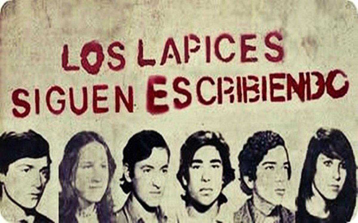 Fotos em preto e branco dos 6 estudantes que não sobreviveram, e a frase em stencil vermelho: LOS LAPICES SIGUEN ESCRIBIENDO