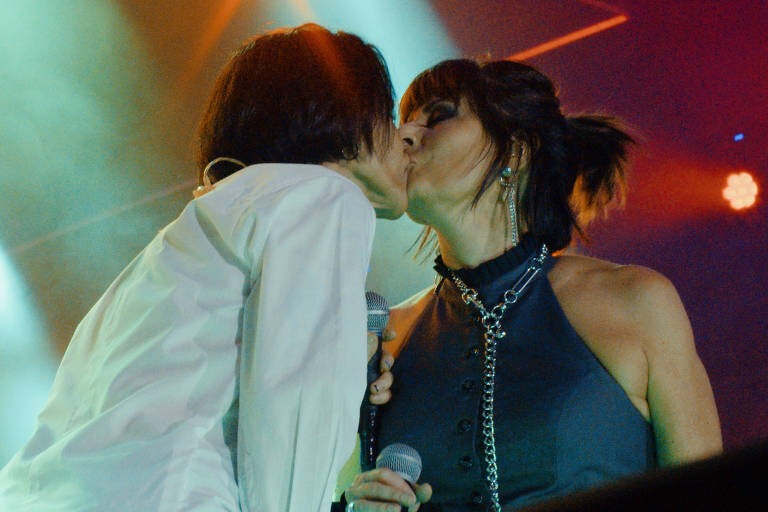 Marina Lima e Fernanda Abreu se beijam no palco