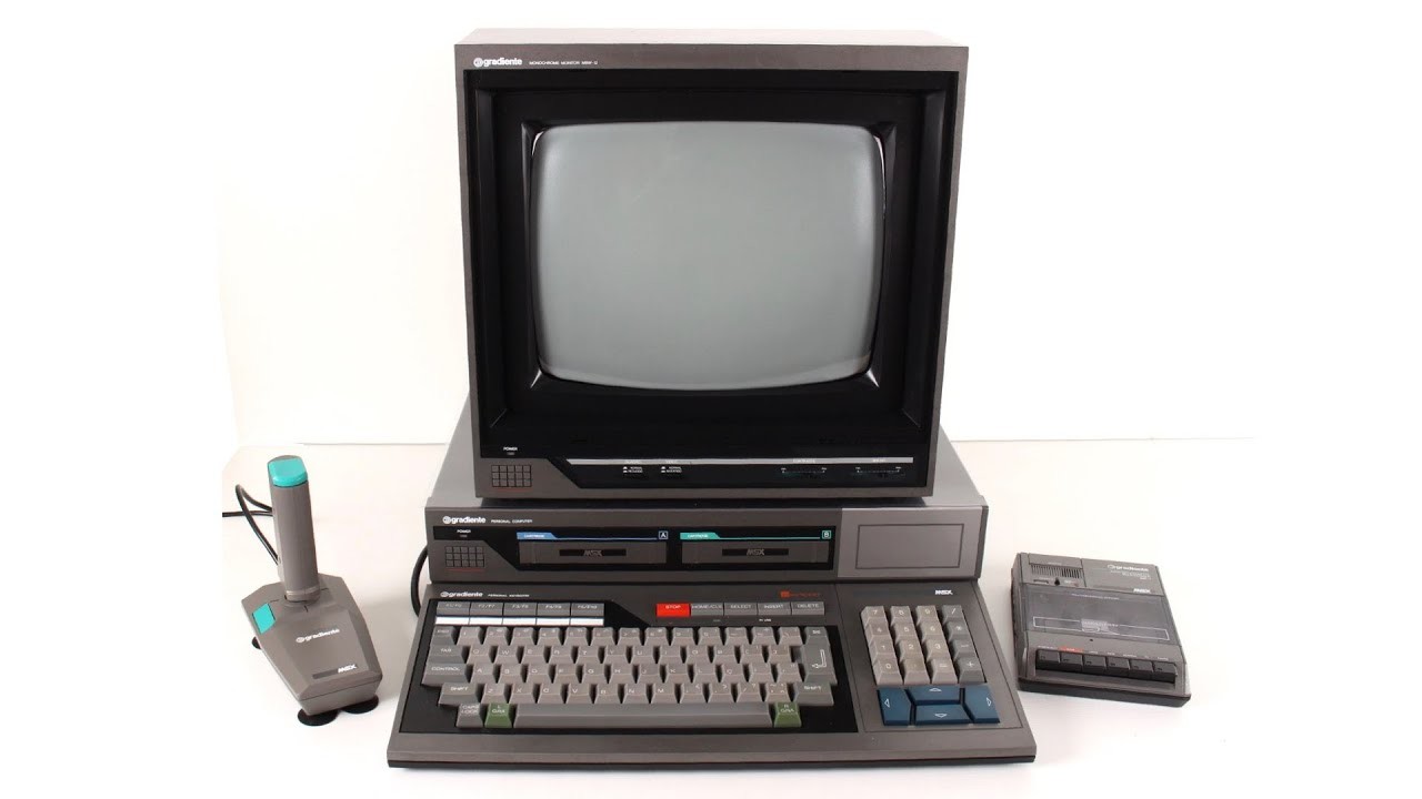 Um Expert da Gradiente, com monitor, joystick e gravador de fita K7