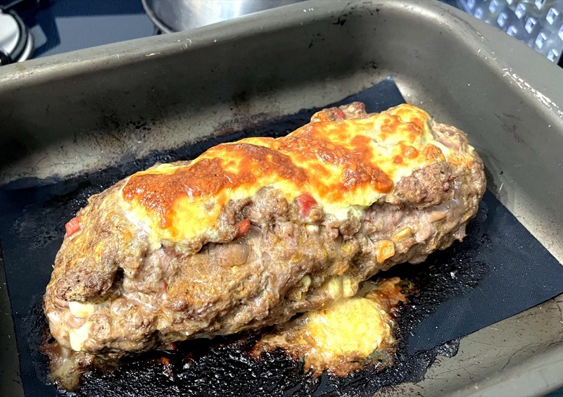 Foto do rocambole de carne gratinado, quase pronto, mas ainda prestes a voltar ao forno para a rodada final