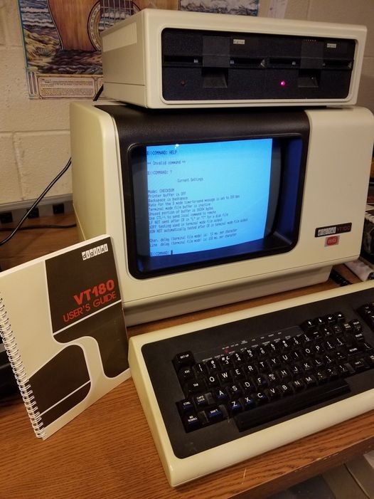 Um VT-180 (VT 100 já com a expansão para CP/M local instalada)