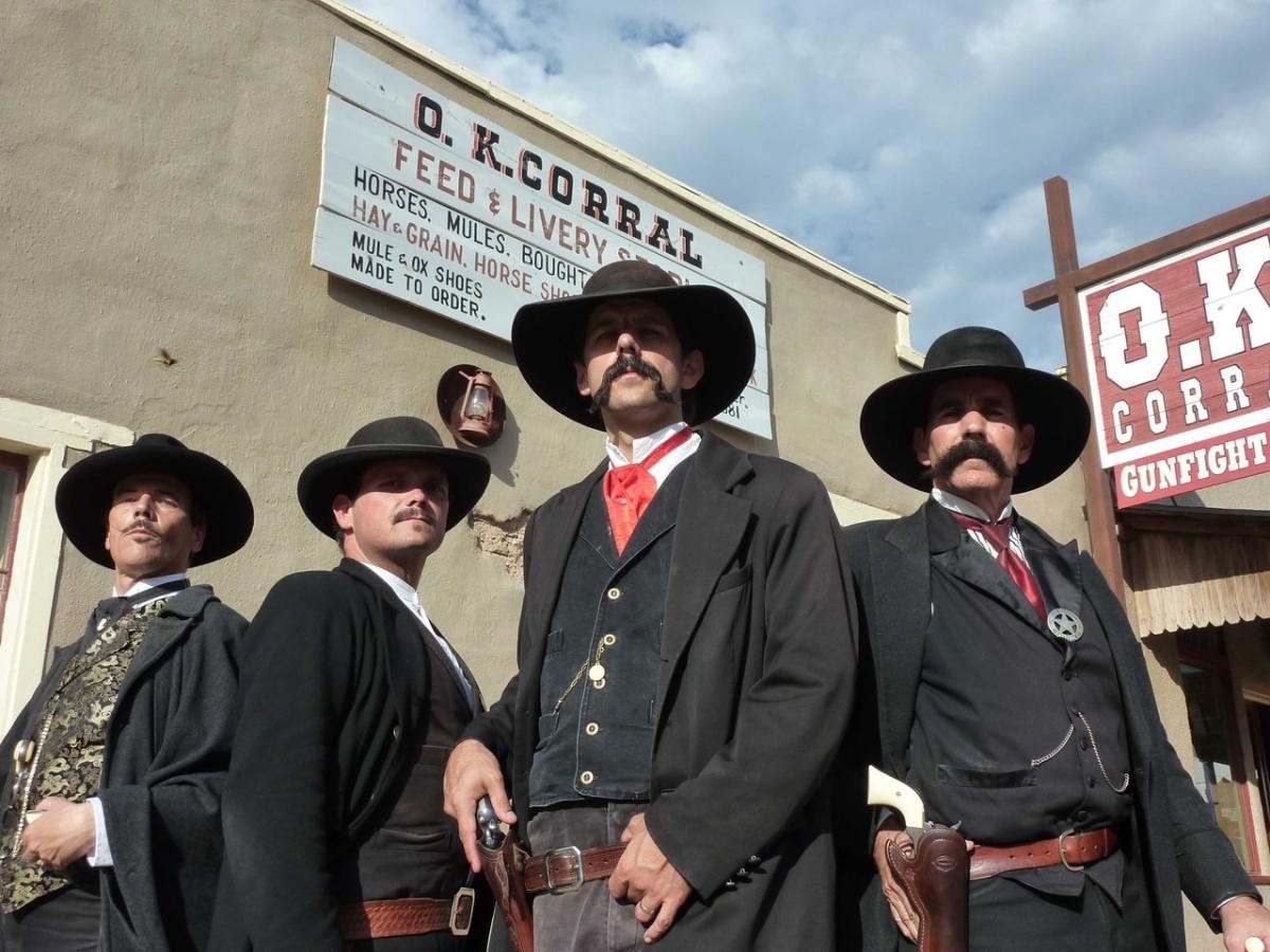 Encenação turística do tiroteio com base nas caracterizações do filme Tombstone.