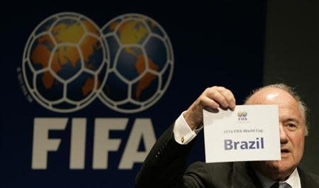 O presidente da FIFA, Joseph Blatter, mostra o nome do Brasil como país-sede escolhido para a Copa do Mundo FIFA 2014 durante uma entrevista coletiva na sede da FIFA em Zurique em 30 de outubro de 2007. REUTERS/Michael Buholzer (Reuters)<br>
