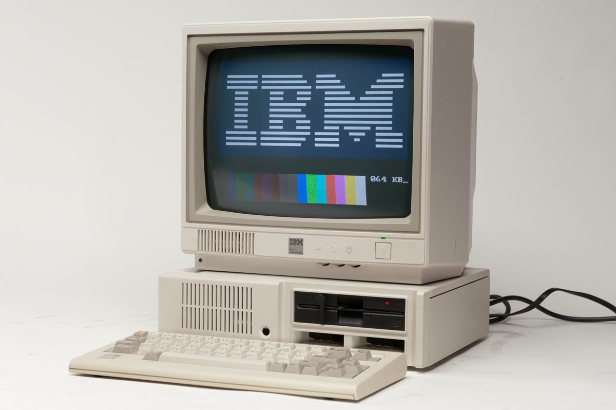 Um IBM PCjr mostrando o logo da IBM no monitor