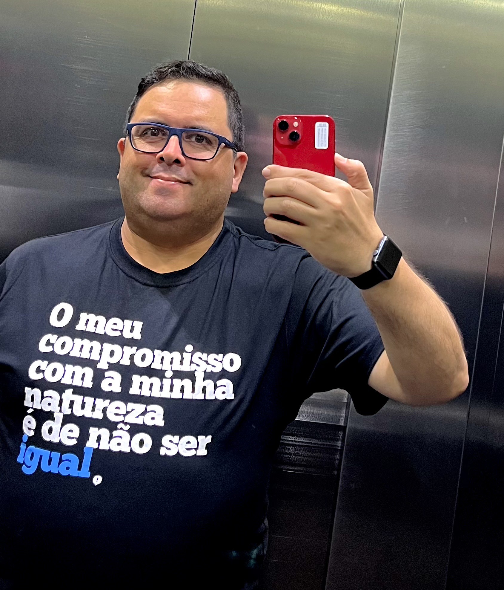 Selfie minha com camiseta onde está escrito: o meu compromisso com a minha natureza é o de não ser igual 