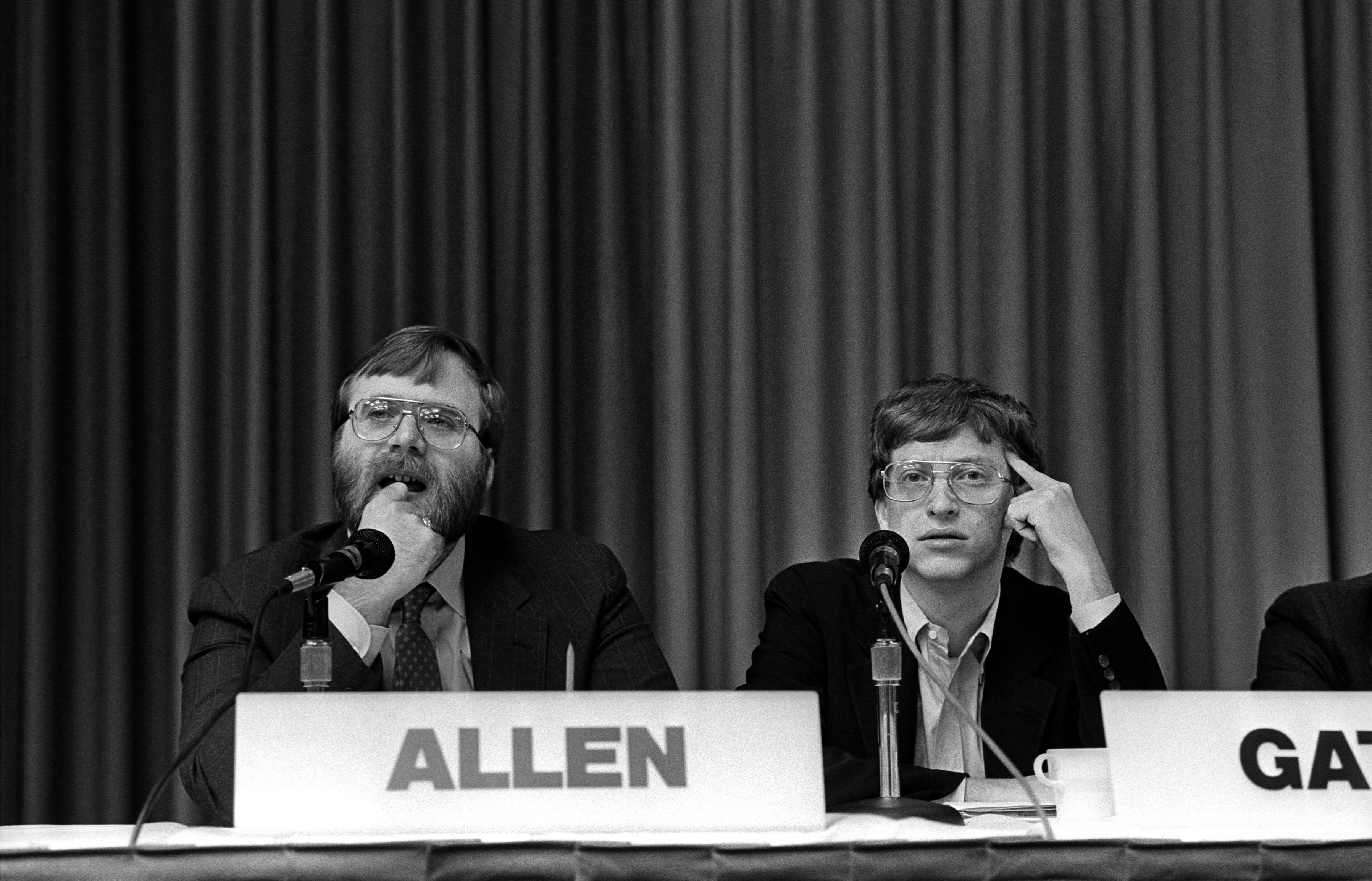 Paul ALlen e Bill Gates em uma conferência, 7 anos depois.
