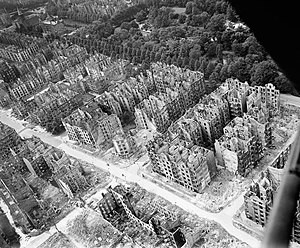 Foto aérea mostrando a destruição no distrito de Eilbek, em Hamburgo. A foto foi tirada posteriormente, depois que grande parte dos escombros foi removida.<br>