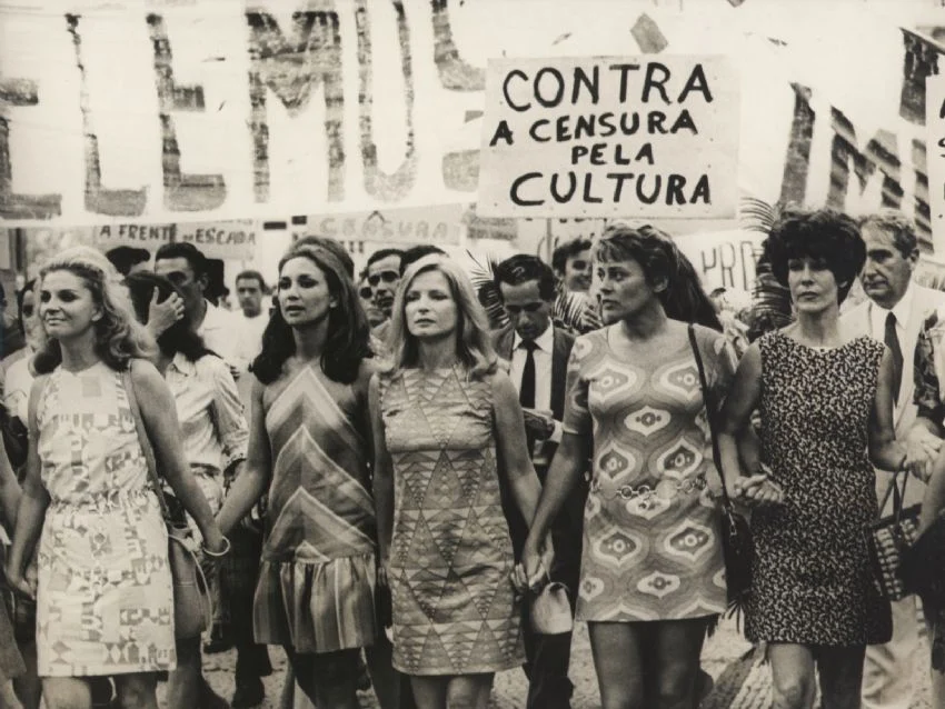 As atrizes Tônia Carrero, Eva Wilma, Odete Lara, Norma Benghel e Cacilda Becker, à frente de protesto contra a censura, em 1968 – Foto do Arquivo Nacional<br>