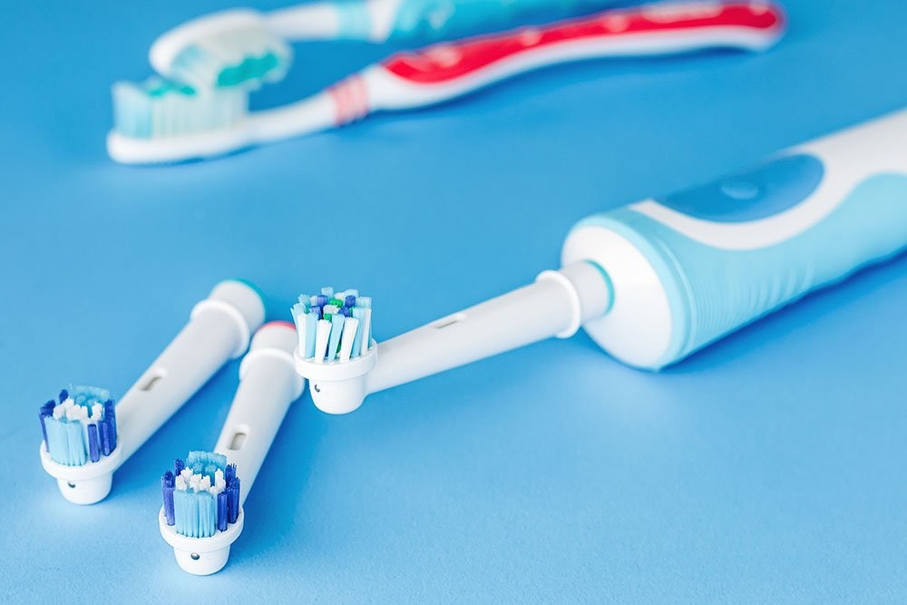 Escovas de dentes em modelos tradicionais e elétrica