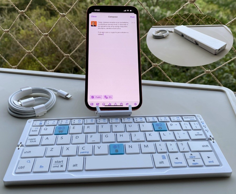 O teclado dobrável, junto ao meu celular
