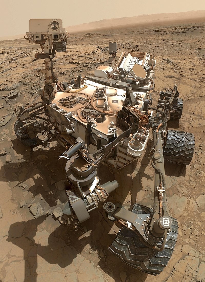 Autorretrato composto a partir de uma série de fotos tiradas pelo rover Curiosity, da NASA, mostrando o veículo no local “Big Sky“, onde sua broca coletou a quinta amostra do Monte Sharp. <br>
