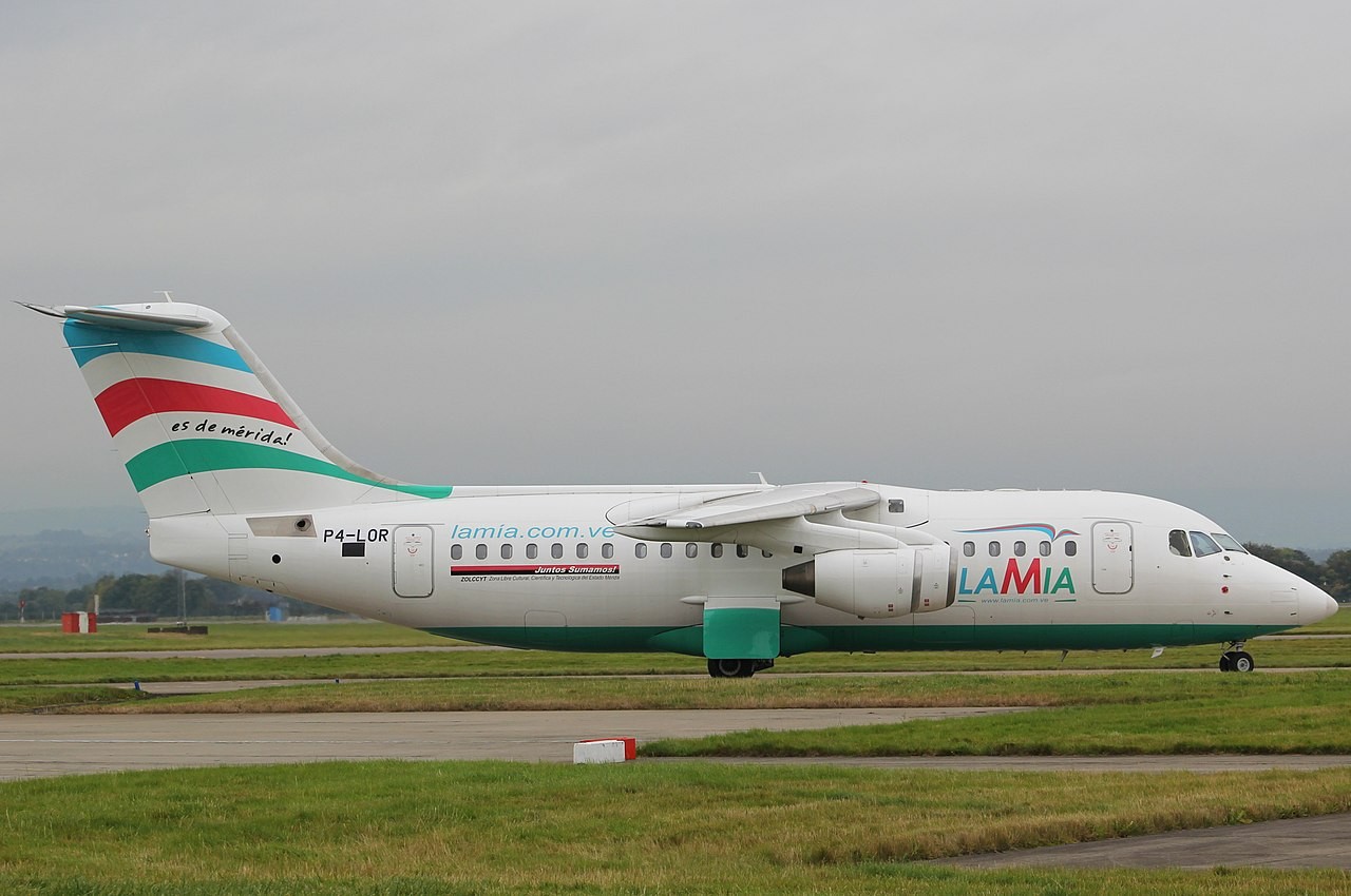 O Avro RJ85 da LaMia que operou o voo 2933, em foto anterior em um aeroporto na Escócia.<br>