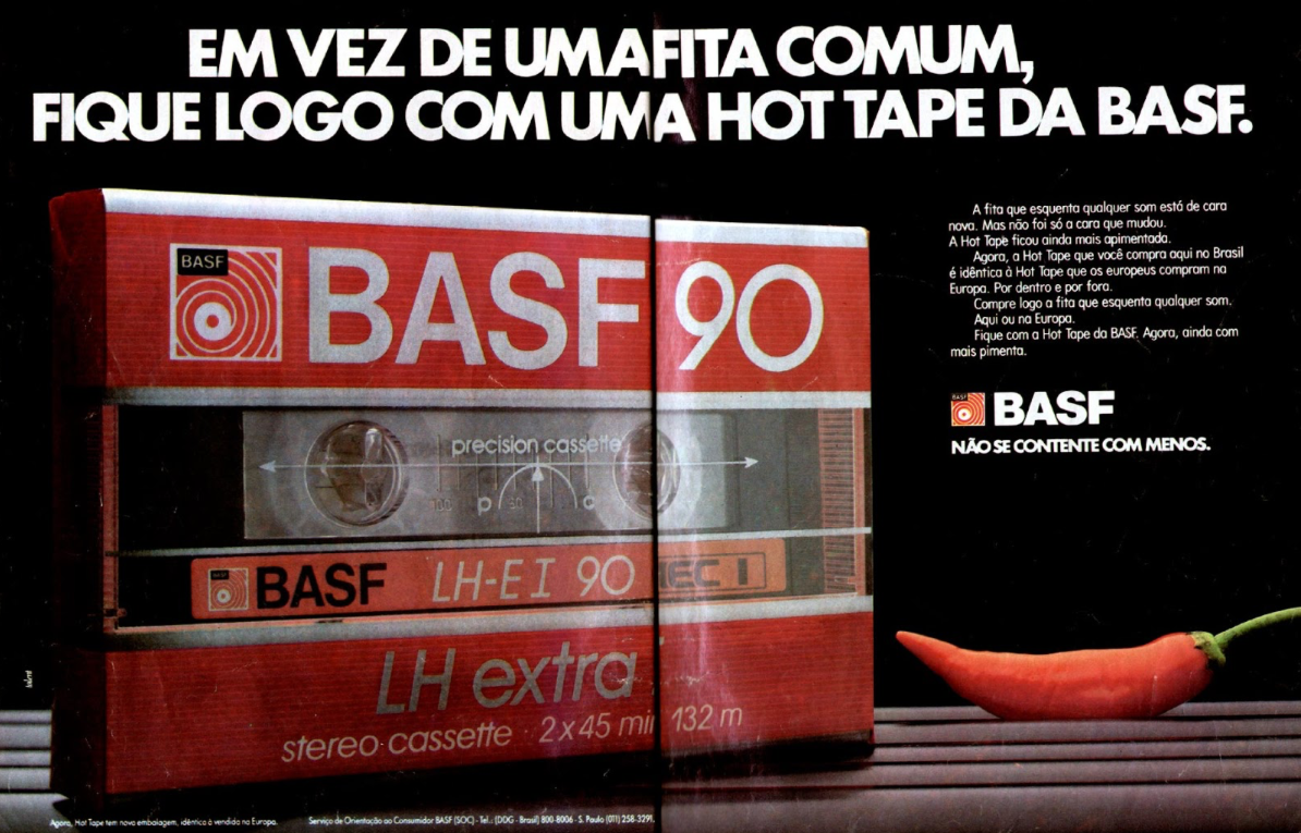 Anúncio de página dupla da fita K7 BASF LH extra, com foto dela ao lado de uma pimenta, e o título: Em vez de uma fita comum, fique logo com uma hot tape da Basf