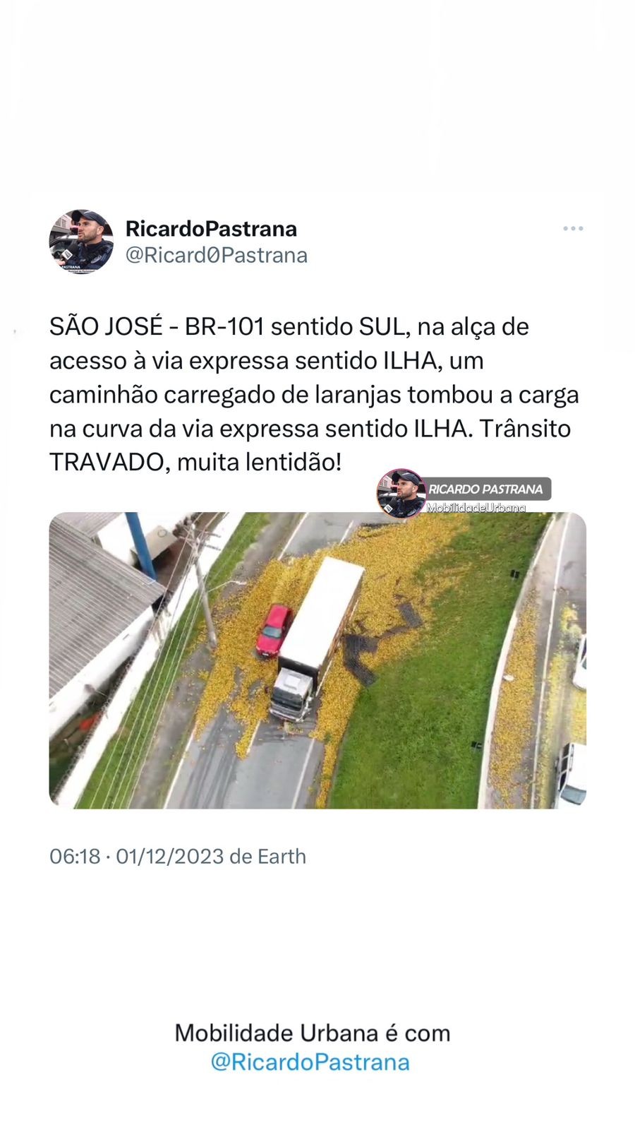 Print de post de rede social com foto aérea de um caminhão e um carro cercados de laranjas, e o texto: <br><br>SÃO JOSÉ - BR-101 sentido SUL, na alça de acesso à via expressa sentido ILHA, um caminhão carregado de laranjas tombou a carga na curva da via expressa sentido ILHA. Trânsito<br>TRAVADO, muita lentidão!