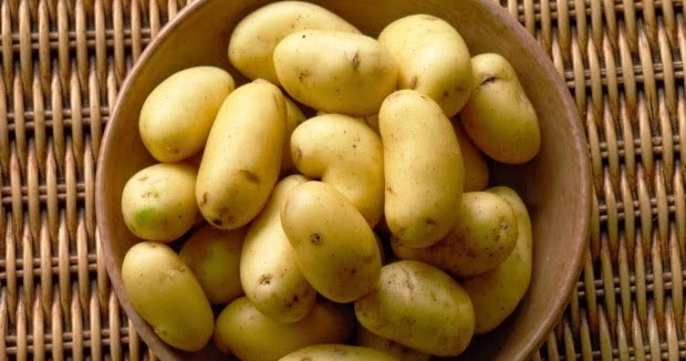Uma travessa cheia de batatas