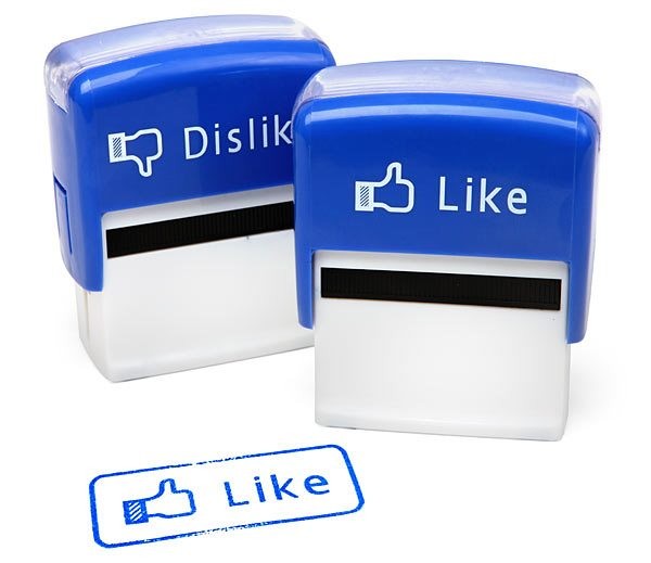 Dois carimbos auto-entintados, em cor azul, sendo que o primeiro é de Like (com um polegar apontando para cima) e o segundo é de Dislike (com um polegar apontando para baixo)